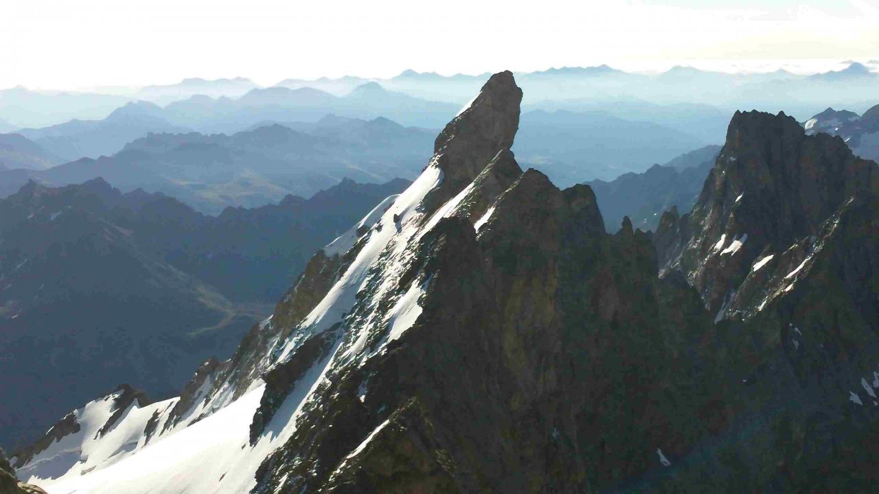 Le Doigt de Dieu vu du sommet de La Meije (3983m)